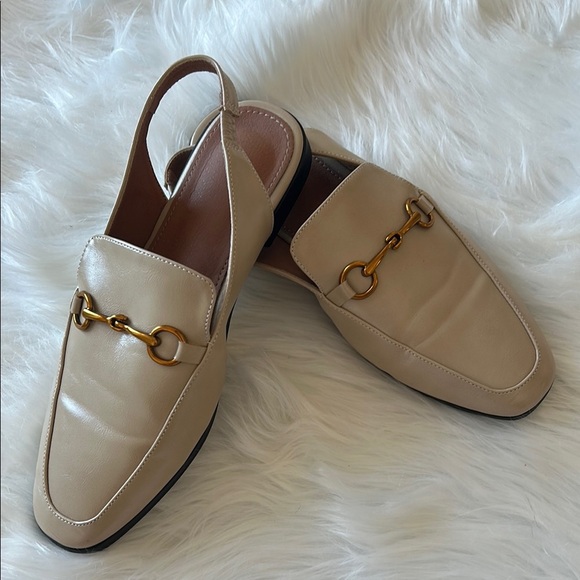 Elegant Cream Loafers with Gold Detail - Picture 3 of 6